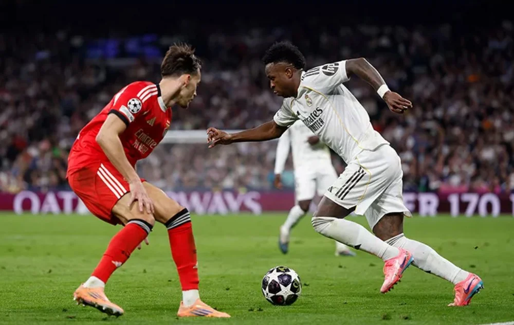 Penyerang Real Madrid, Vinicius Junior saat mengelabui pemain Benfica. (realmadrid.com)