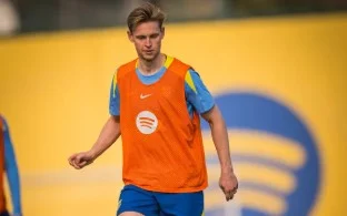 Gelandang Barcelona Frenkie de Jong, saat menjalani latihan. (fcbarcelona.com)