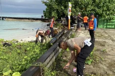 Dukung Gerakan Indonesia Asri, Polsek Maratua Gelar Aksi Bersih Pantai