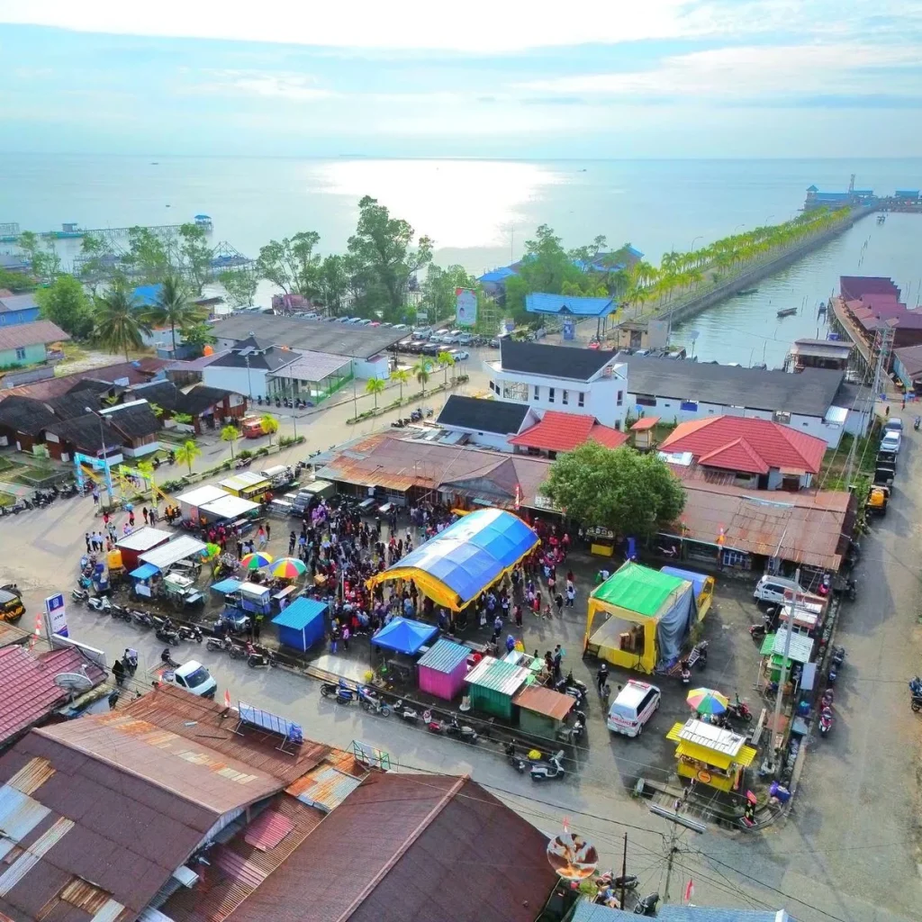 Pemandangan atas kawasan kios Dermaga Tanjung Batu. (Istimewa)