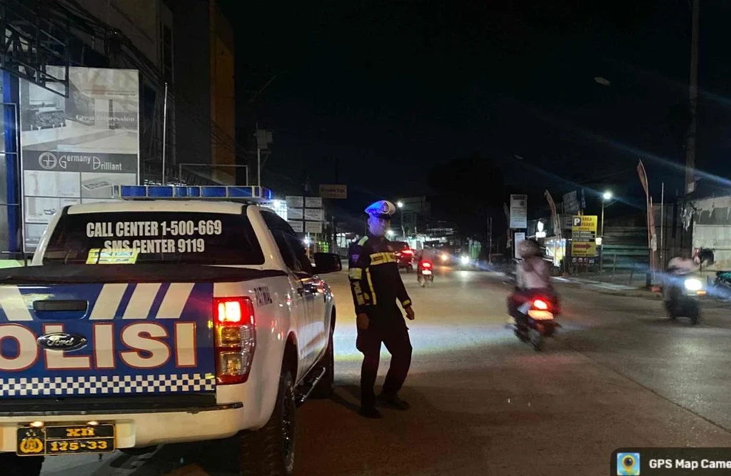 Salah seorang personel Satlantas Polres Berau saat melakukan pengawasan lalu lintas di Jalan Durian III, Tanjung Redeb.