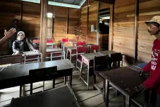 Satu Ruangan Dua Kelas, Syarifatul Desak Pembangunan Sekolah Filial di Perbatasan Gunung Tabur