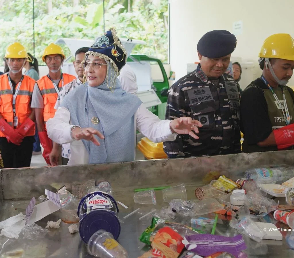 Bupati Berau, Sri Juniarsih, meninjau fasilitas TPS3R RUPIAH saat diresmikan di Pulau Derawan, Rabu (11/2/2026).