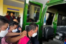 Diborgol dan Berompi Pink, Tersangka KUR Fiktif Teriak: Usut Juga BRI Talisayan!