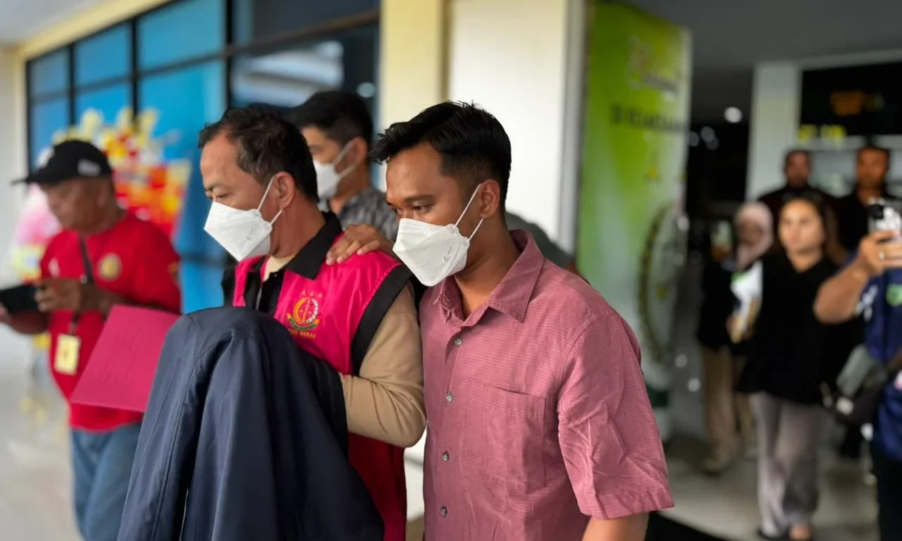 Tersangka KUR fiktif BRI Tanjung Redeb, Abdul Wahab, saat masuk ke dalam mobil tahanan.