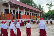 Parah! Tanpa Keramik dan Tangga, 3 Kelas Baru SD Teluk Alulu Belum Bisa Dipakai