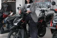 Astra Motor Kaltim 1 Berikan Tips Aman Berkendara Sepeda Motor di Medan Yang Berlumpur