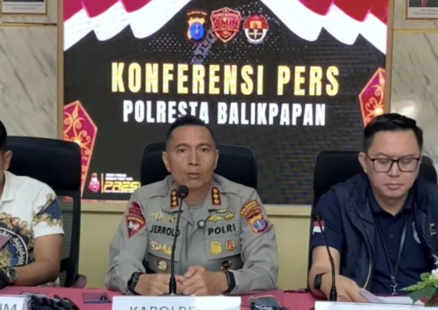 Kapolresta Balikpapan Kombes Pol Jerrold H.Y. Kumontoy dalam konferensi pers Polresta Balikpapan terkait pembubaran geng remaja penyebab tawuran. (Instagram/@polrestabalikpapan)