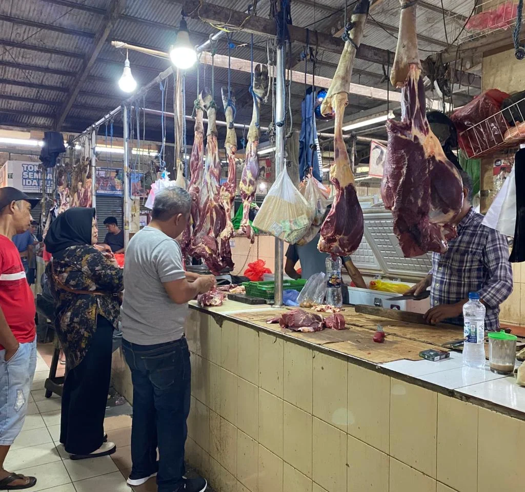 Pedagang daging sapi di Pasar Sanggam Adji Dilayas. (Diva/BT)