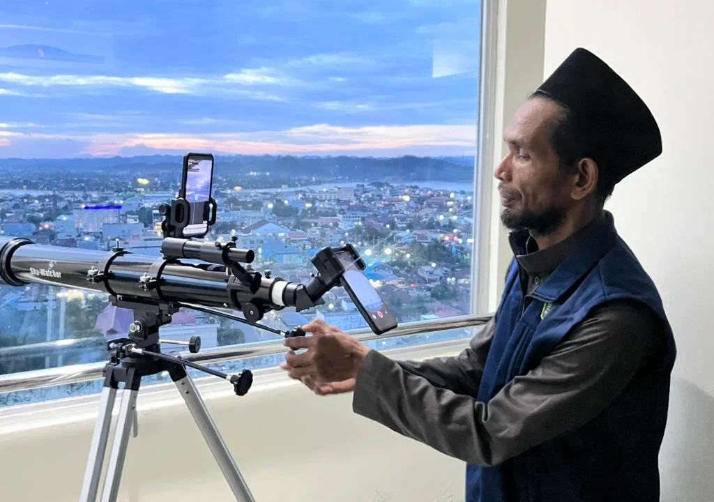 Pemantauan hilal yang dilakukan Kantor Kementerian Agama Berau di menara Masjid Agung Baitul Hikmah, Selasa (17/2/2026).