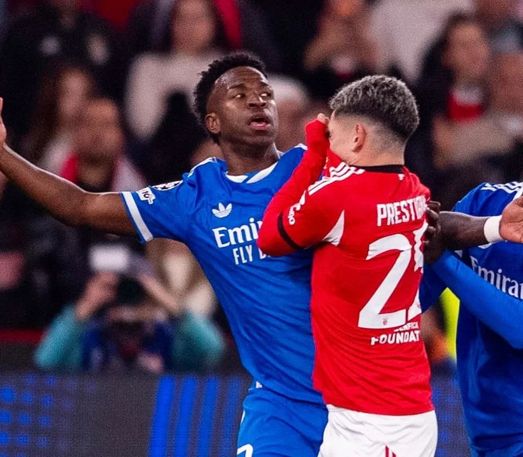 Vinicius Junior saat menerima celaan dari pemain Benfica Gianluca Prestianni. (threads/@fabrizioromano)