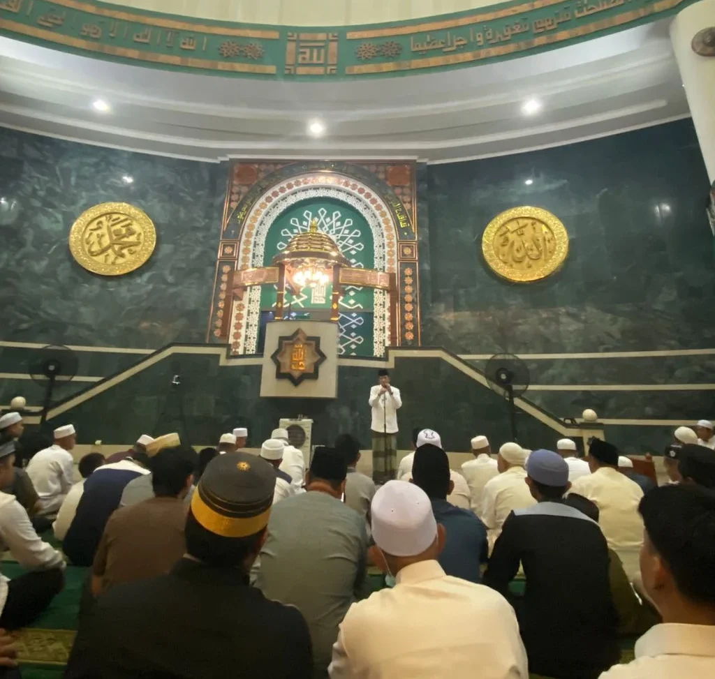 Ketua Yayasan Masjid Agung Baitul Hikmah, Makmur HAPK, menyampaikan sambutan di hadapan ribuan jemaah saat tarawih perdana Ramadan 1447 Hijriah, Rabu (18/2/2026). (Sulaiman/BT)