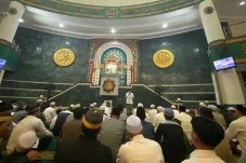 Ribuan Jemaah Tarawih Perdana di Masjid Agung Baitul Hikmah, Makmur Sayangkan Ketidakhadiran Kepala Daerah