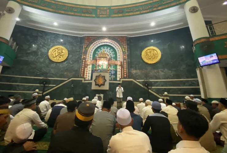 Ribuan Jemaah Tarawih Perdana di Masjid Agung Baitul Hikmah, Makmur Sayangkan Ketidakhadiran Kepala Daerah