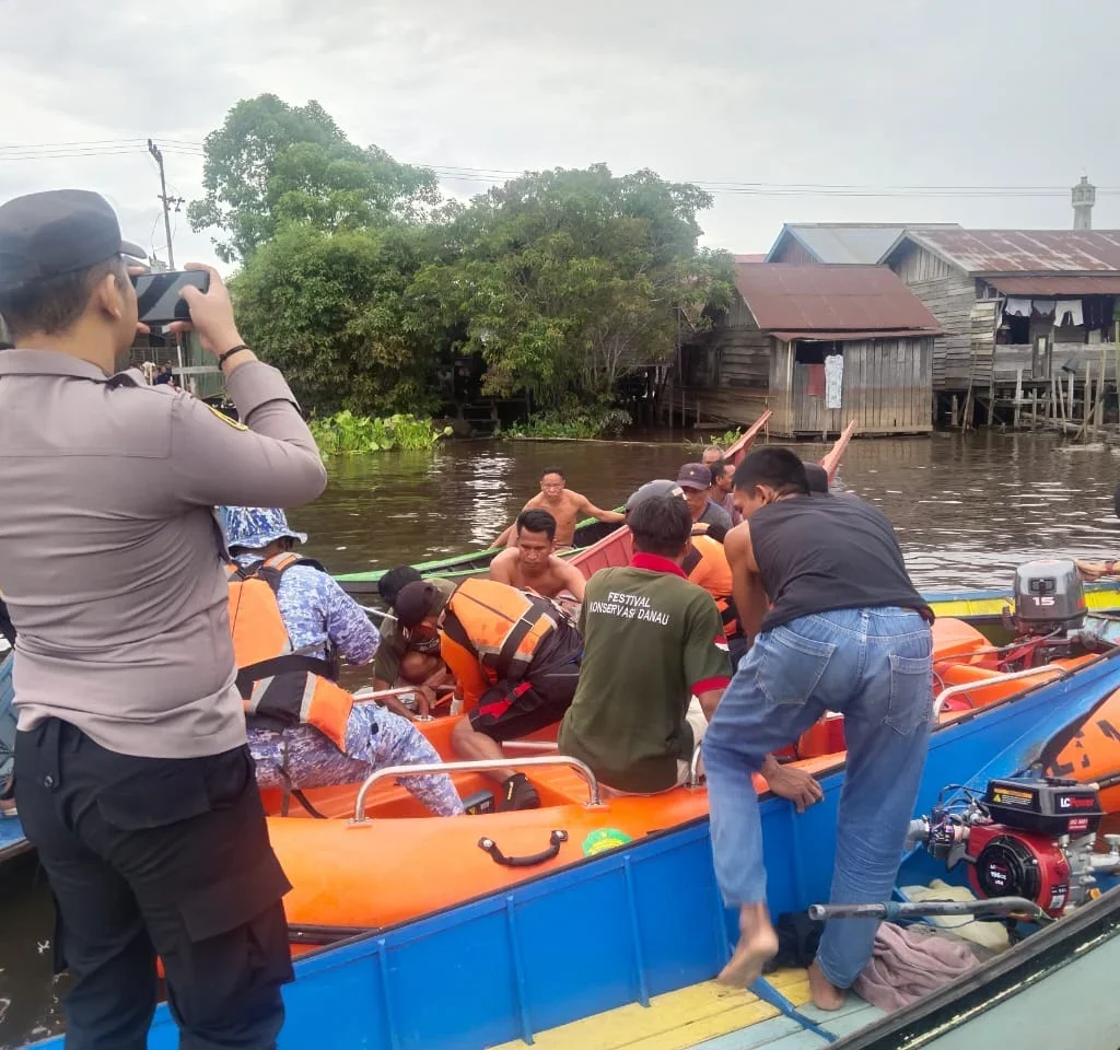 S Dievakuasi dari perahu tim penyelamat, di Desa Muara Kaman, Kukar. (Istimewa)