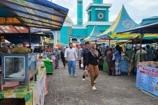Berburu Takjil di Masjid Agung, Bazar Ramadan Dibuka, Ribuan Warga Serbu Rombong Kuliner