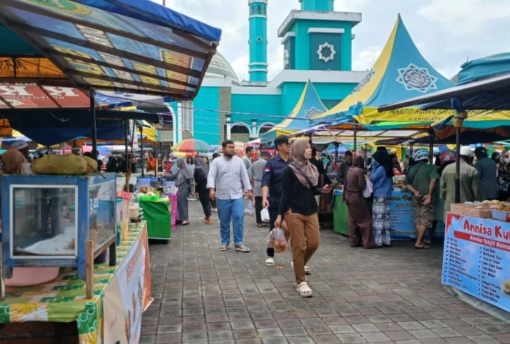 Berburu Takjil di Masjid Agung, Bazar Ramadan Dibuka, Ribuan Warga Serbu Rombong Kuliner