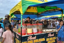 Musim Hujan Bukan Halangan, Pedagang Bazar Ramadan Masjid Agung Tetap Cuan