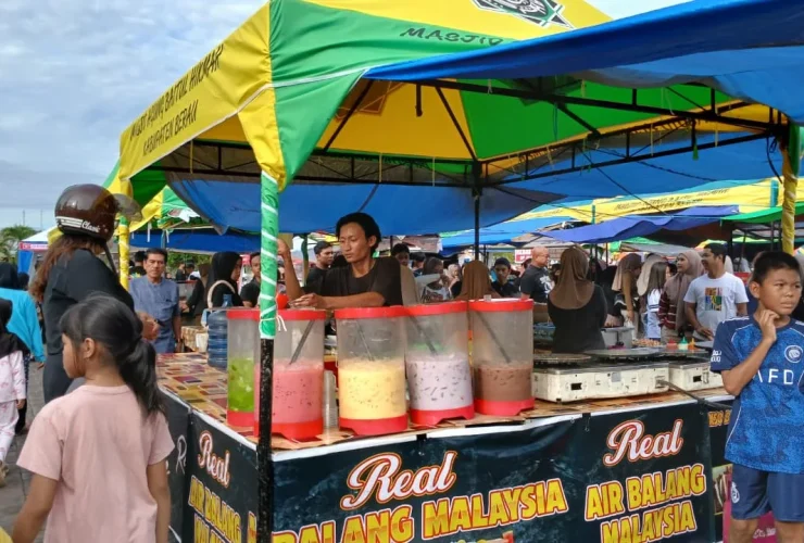 Musim Hujan Bukan Halangan, Pedagang Bazar Ramadan Masjid Agung Tetap Cuan