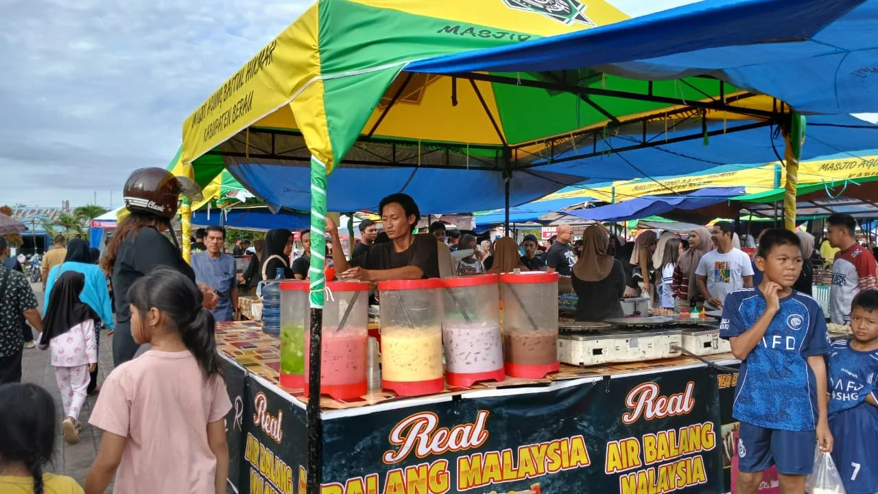 Musim Hujan Bukan Halangan, Pedagang Bazar Ramadan Masjid Agung Tetap Cuan