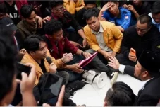 Saling Adu Mulut Nyaris Keos! GERAM Tuntut Gubernur Harum Soal Gratispol