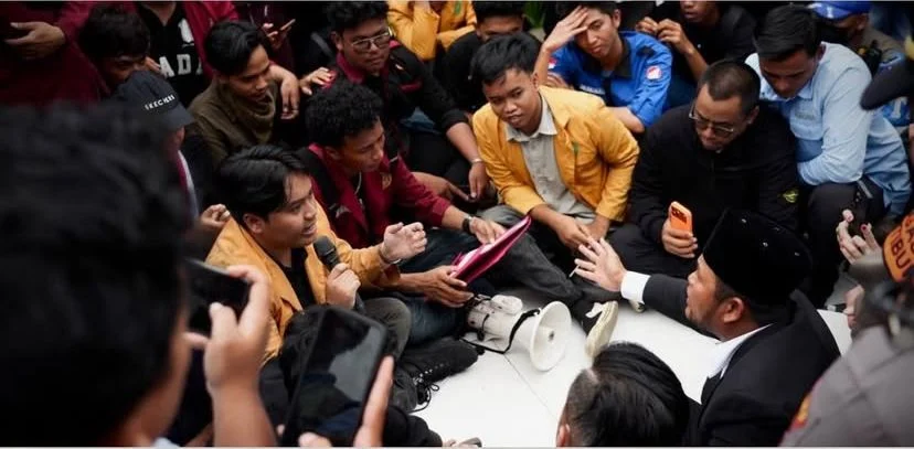 Salah satu massa aksi berdialog langsung dengan Gubernur Kaltim Rudy Mas'ud, saat menyampaikan aspirasi aliansi Geram. (IG/@pemprov_kaltim)