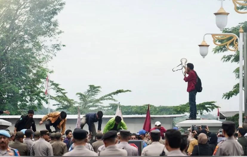 Mahasiswa meringsek masuk ke halaman kantor Gubernur Kaltim. (IG/@pemprov_kaltim)