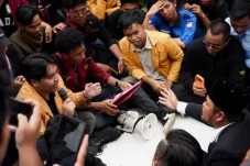 Saling Adu Mulut Nyaris Keos! GERAM Tuntut Gubernur Harum Soal Gratispol