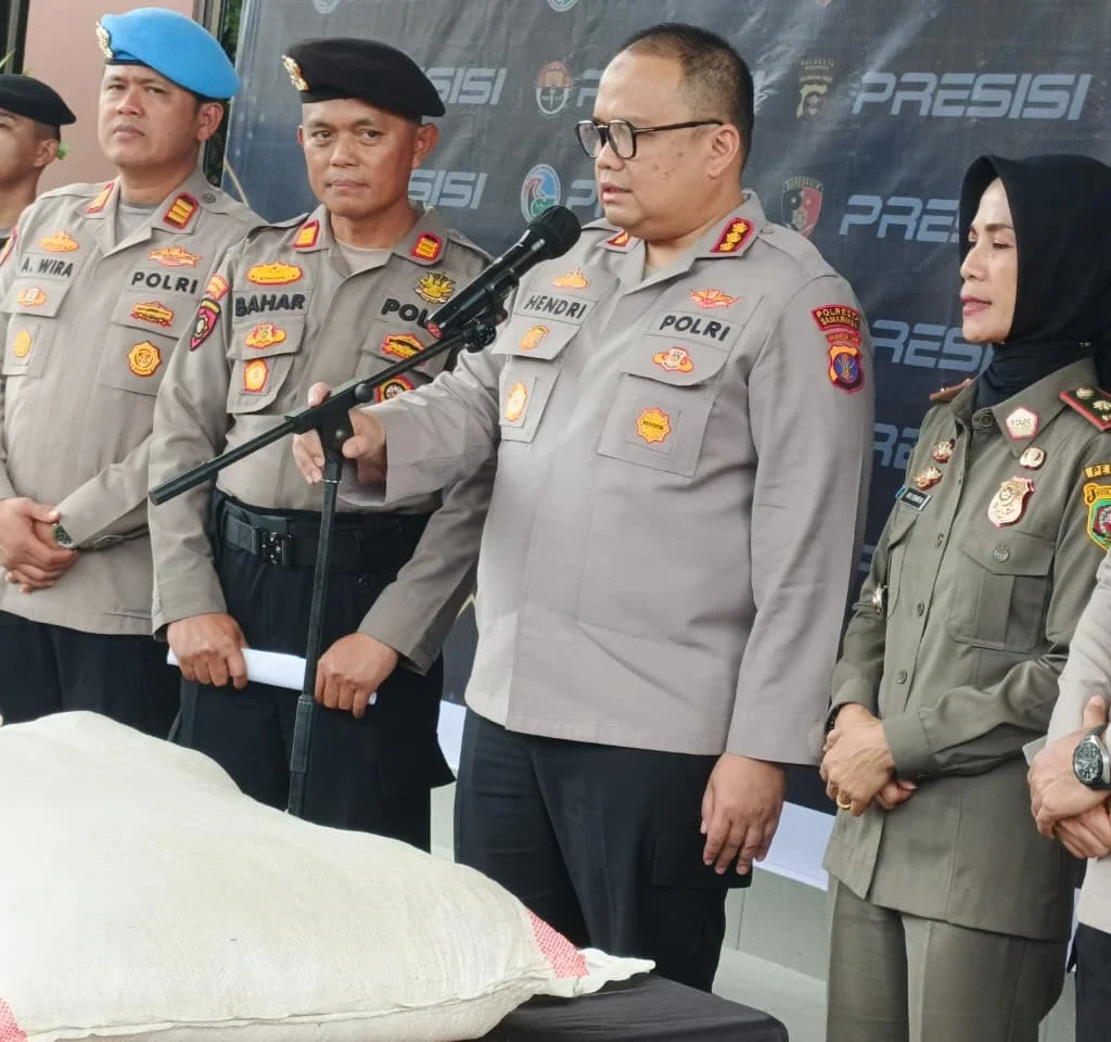 Polisi menggelar konferensi pers usai melakukan penanahan kepada tersangka dan mengamankan barang bukti. (redaksi)