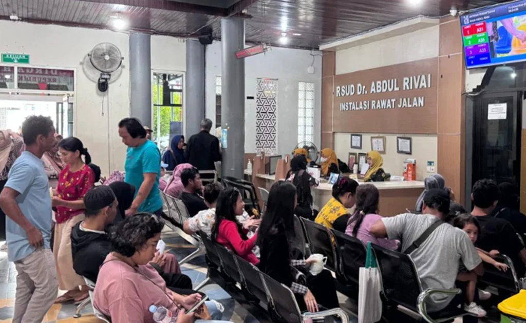 Antrean pendaftaran pasien di RSUD Abdul Rivai Tanjung Redeb (Zuhrie/BT)