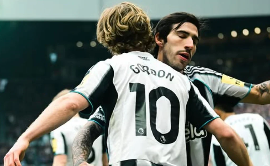 Pemain Newcastle United Sandro Tonali dan Anthony Gordon (X/@NUFC)
