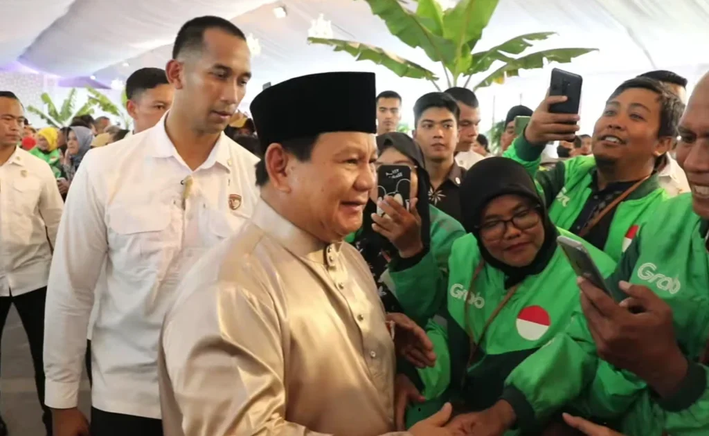 Pengemudi ojol saat hadiri open house Istana momen Lebaran 2025 (YouTube/BPMI Setpres)