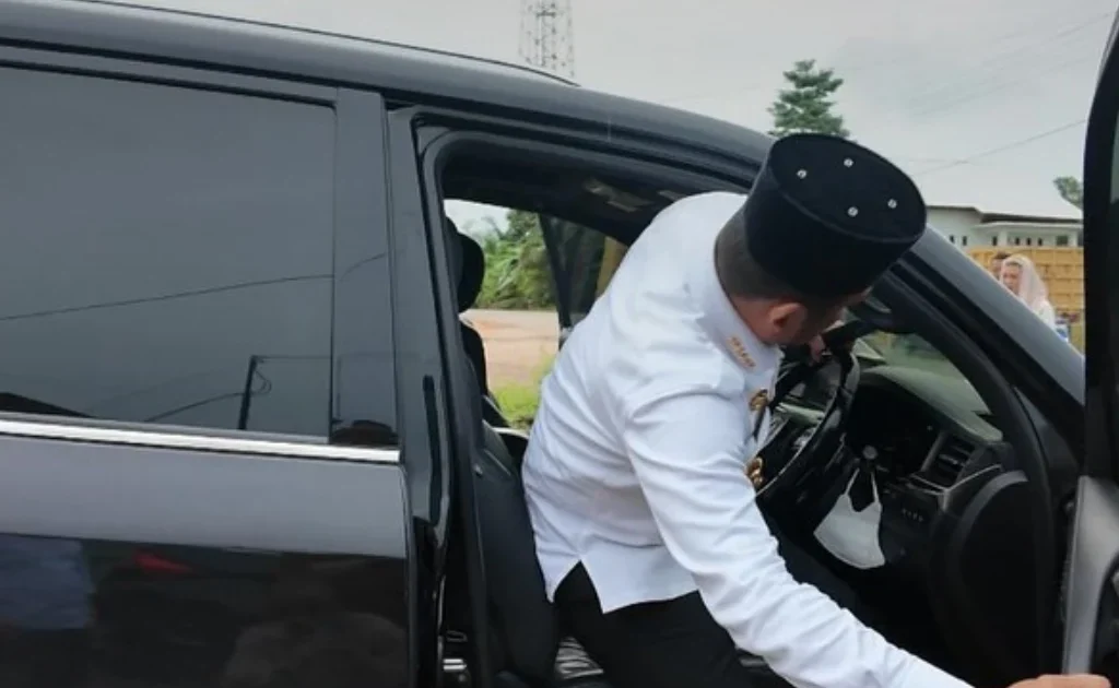 Gubernur Kaltim Rudy Mas'ud saat meninjau jalan rusak di Kubar (Instagram/@pemprov_kaltim)