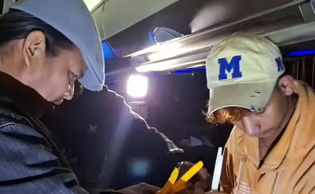 Viral polisi di Padang Sumbar menyamar menjadi pengamen di bus untuk menangkap buron pelaku penganiayaan (YouTube/@David Wewe Official)