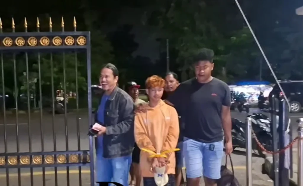 Viral polisi di Padang Sumbar menyamar menjadi pengamen di bus untuk menangkap buron pelaku penganiayaan (YouTube/@David Wewe Official)