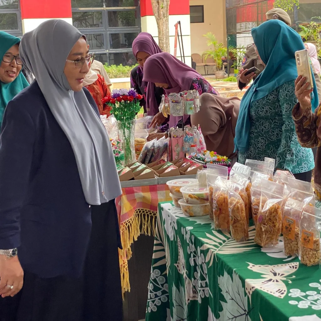 Bupati Berau, Sri Juniarsih, meninjau pelaku UMKM yang memamerkan produk unggulannya saat Musrenbang Kecamatan Tanjung Redeb, Kamis (12/2/2026).