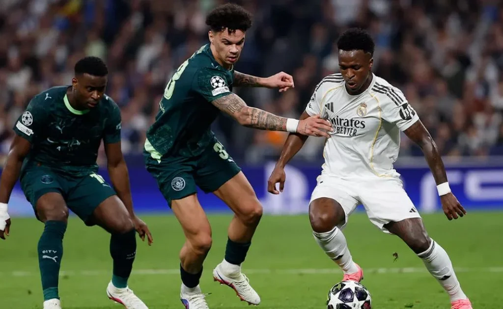 Aksi Vinicius Junior saat berlaga melawan pemain Manchester City di Champions League. (realmadrid.com)