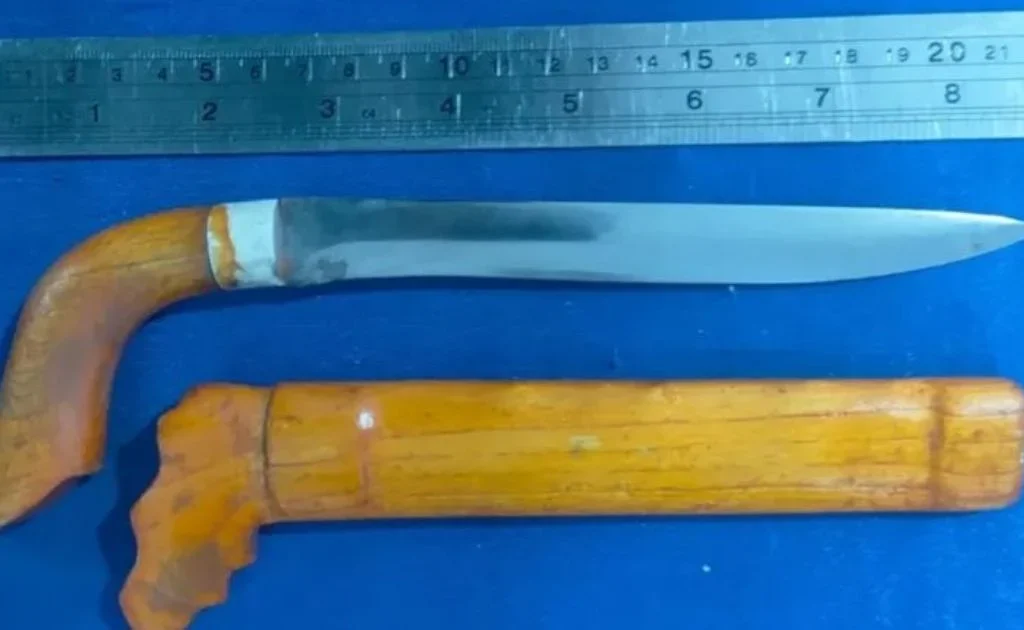 Barang bukti sajam berjenis badik milik DML. (instagram/@polreskukar)