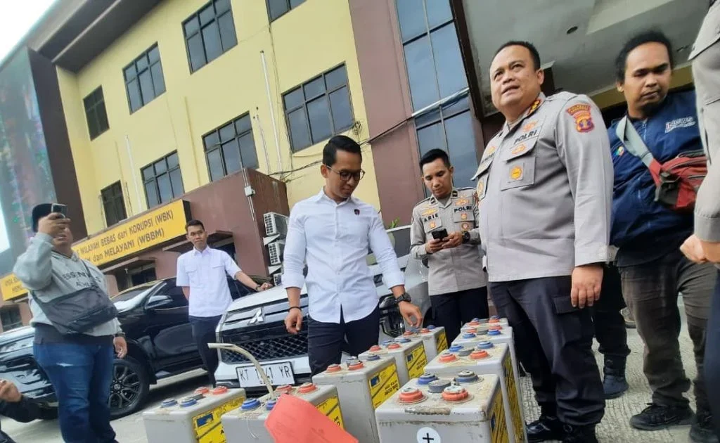 Polisi mengamankan barang bukti dari hasil kejahatan EH dan MA. (istimewa)