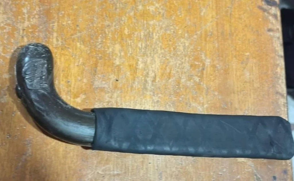 Barang bukti sebilah badik yang diamankan di Mapolsek Samarinda Kota. (instagram/@samarindakota)