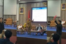 Viral! Kartu Merah dari Mahasiswa Unmul Kaltim untuk Rudy Mas’ud dan Seno Aji