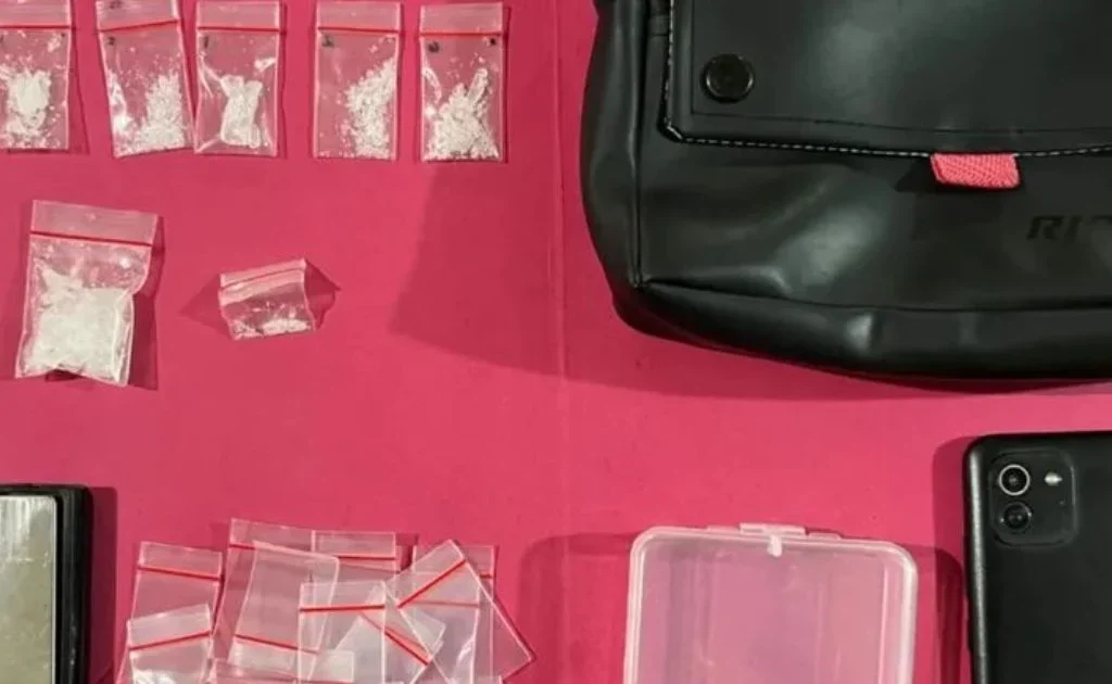 Barang bukti sabu yang diamankan dari tangan tersangka. (instagram/@polreskukar)