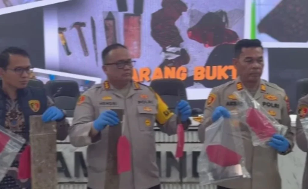 Polisi memamerkan barang bukti yang digunakan untuk menghabisi nyawa S. (facebook/Polresta Samarinda)