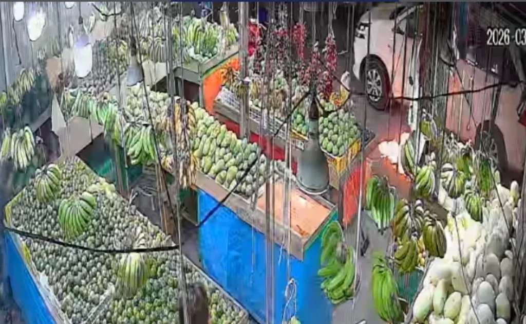 Tangkapan layar video CCTv yang merekam terjadinya pelemparan  molotov. (instagram/@linimasabalikpapan_)