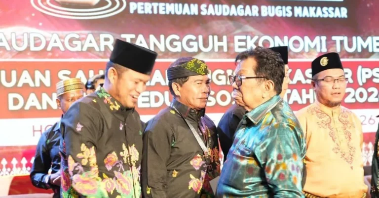 Gubernur Kaltim Rudy Mas'ud bersalaman dengan tamu di PSBM, Makassar. (facebook/Pemprov Kaltim)
