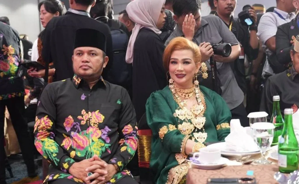 Gubernur Kaltim Rudy Mas'ud, bersama istrinya Syarifah Suraidah di acara PSBM ke XXVI di Hotel Cleo Makassar. (facebook/Pemprov Kaltim)
