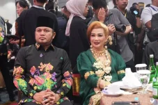 Viral Lagi! Gubernur Kaltim Rudy Mas’ud Sebut Sang Istri ‘Noni Belanda’, di Forum Saudagar Bugis Makassar