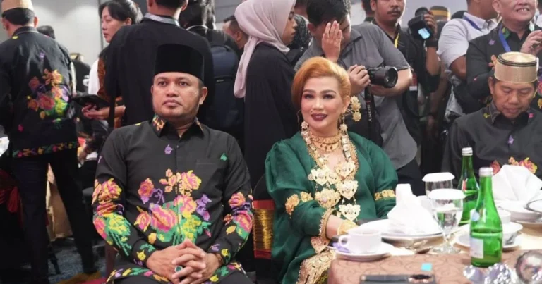 Gubernur Kaltim Rudy Mas'ud, bersama istrinya Syarifah Suraidah di acara PSBM ke XXVI di Hotel Cleo Makassar. (facebook/Pemprov Kaltim)