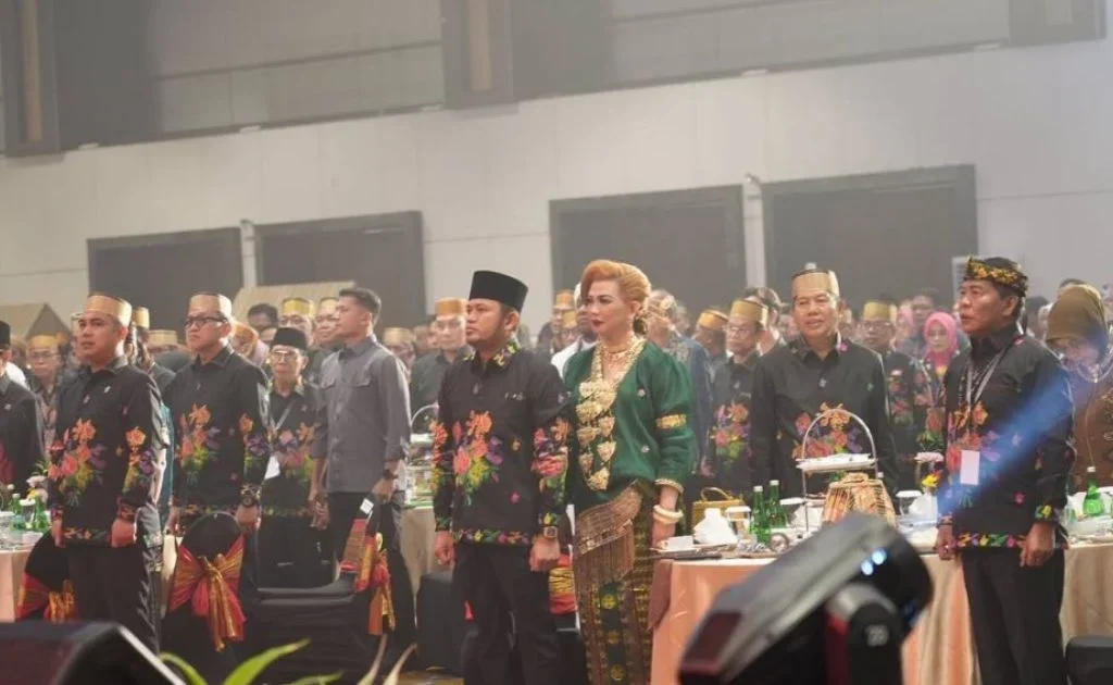 Gubernur Kaltim Rudy Mas'ud, bersama istrinya Syarifah Suraidah di acara PSBM ke XXVI di Hotel Cleo Makassar. (facebook/Pemprov Kaltim)