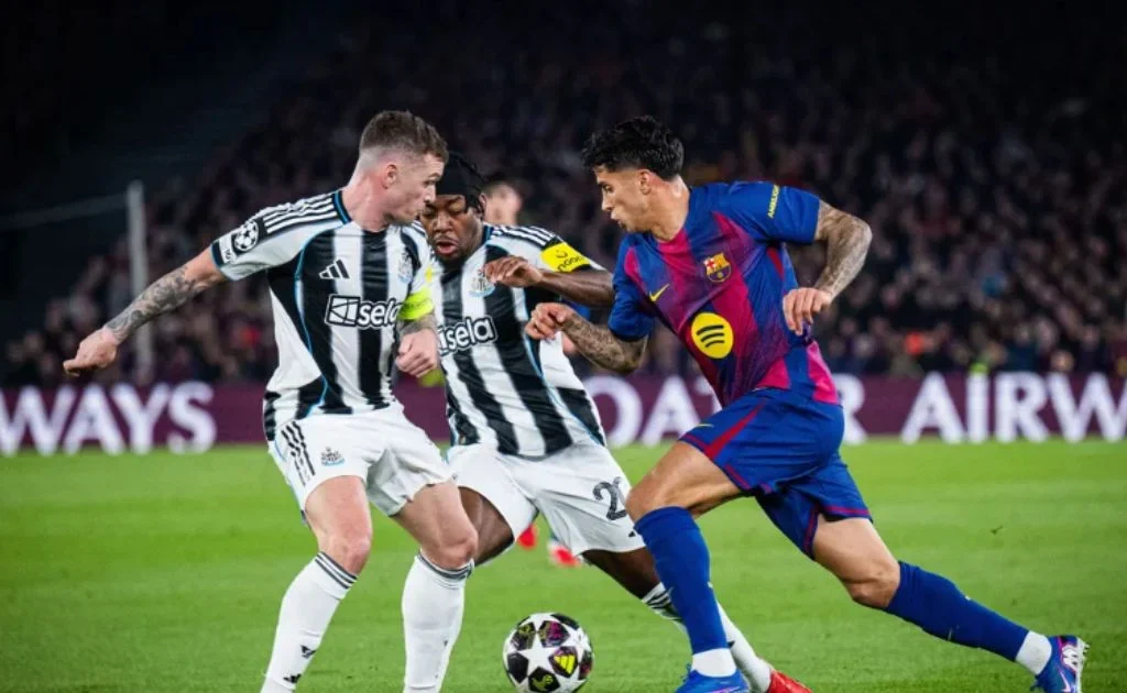 Aksi bek sayap Barcelona Joao Cancelo saat melawan Newcastle United. (fcbarcelona.com)